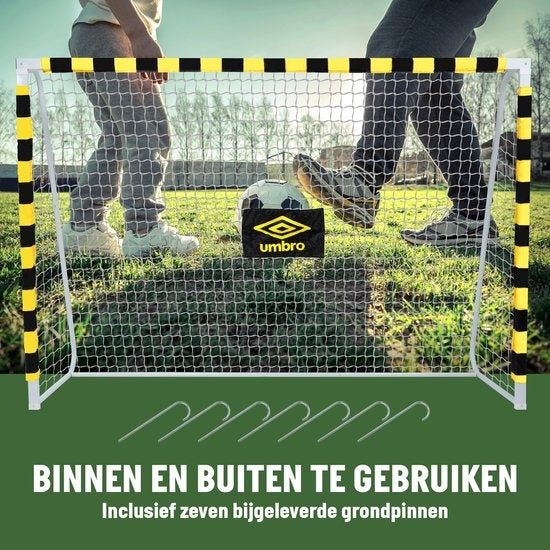 Umbro Voetbaldoel - Voetbal Goal 300 x 200 x 90 cm - Voetbalgoal Groot - Buitenspeelgoed voor Kinderen en Volwassenen - Snelle Montage - Voetbal Training Doel - Metaal - Zwart/ Geel