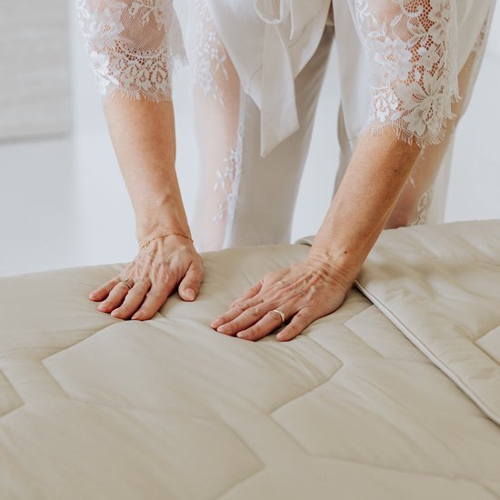 HappyBed Dekbed zonder overtrek 240x220 - Wasbaar Zomerdekbed - Bedrukt dekbed zonder hoes - Hoesloos Dekbed - Lits Jumeaux - Taupe