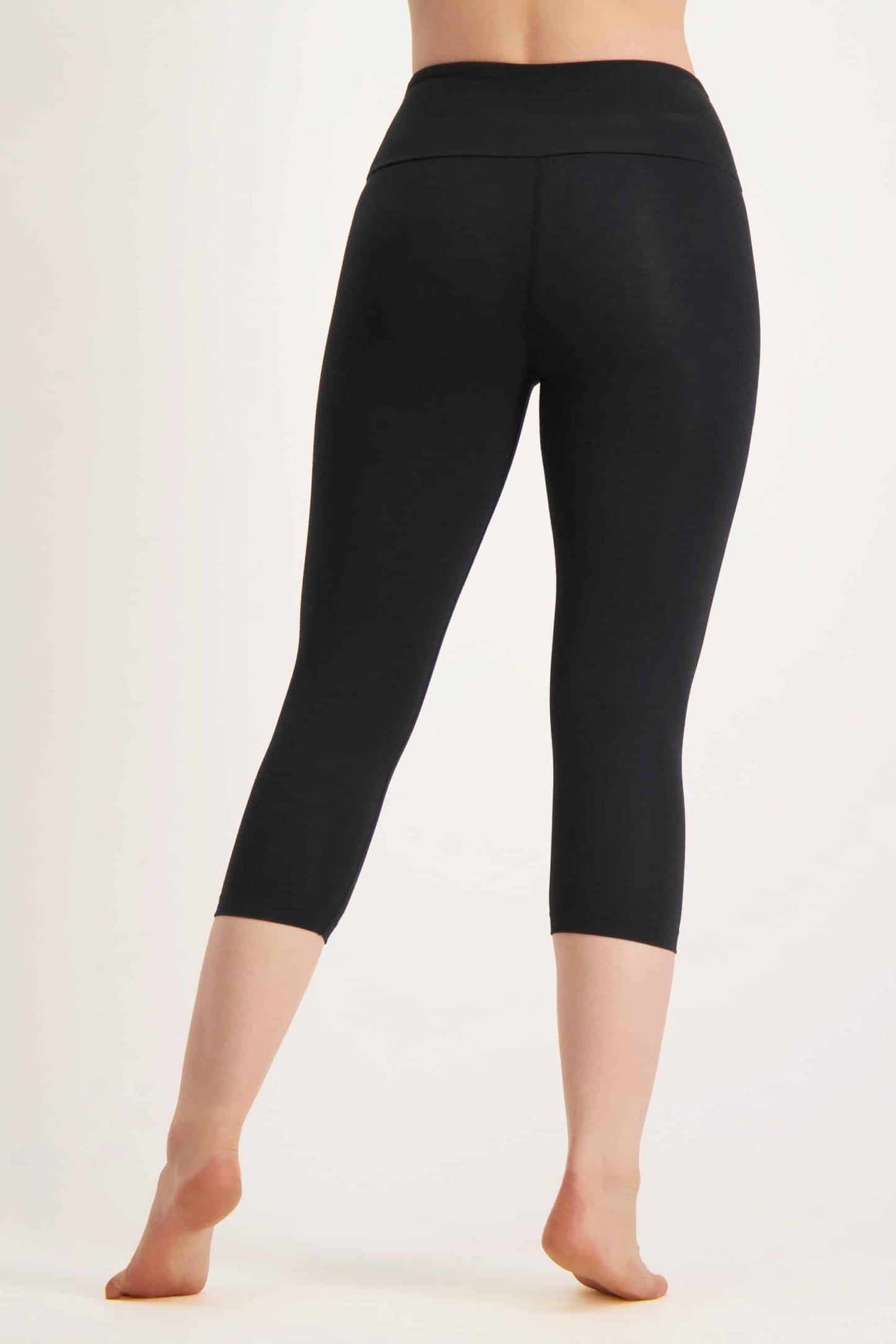 Urban Goddess - Satya Capri Yoga Legging – Urban Black (Maat M)