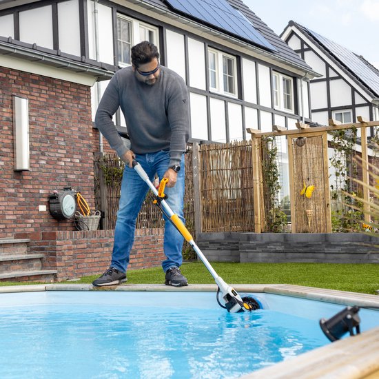 Batavia Accu 18V Twin Brush reinigingsborstel - Incl. 2.0Ah Li-ion Accu / 2.4A Oplader - 100% waterproof incl. tuinslangaansluiting - Flexibele kop -15° en 90° - Gepatenteerde 2-in-1 borstels die in tegengestelde richting draaien - Maxxpack