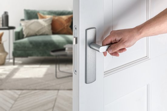 AXA Binnendeurbeslag set (Curve klik) Aluminium geslepen: Kruk (model Curve) op schild en slot met witte voorplaat