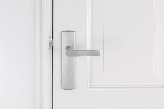 AXA Binnendeurbeslag set (Curve klik) Aluminium geslepen: Kruk (model Curve) op schild en slot met witte voorplaat