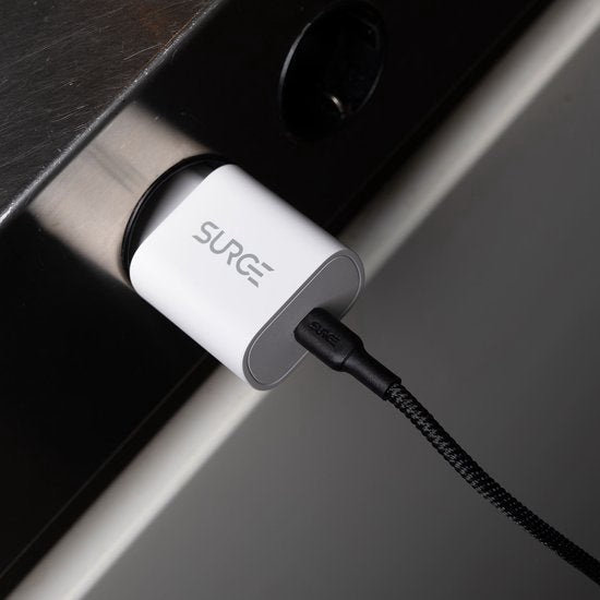 Surge USB C naar USB C kabel - 100W - 2 Meter Oplaadkabel - Snellader met 15% Kevlar - Geschikt voor o.a. Samsung / MacBook / iPhone 15 en 16 / iPad Pro