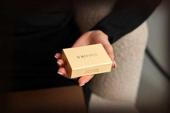 Yolora Dames Oorbellen Hartje - Kalpa Camaka Kristallen - Zilverkleurig - 18K Witgoud Verguld - Vrouwen Oorknoppen Zilver - Mooie Cadeauverpakking- Exclusieve Geschenkverpakking - Moederdag Cadeautje