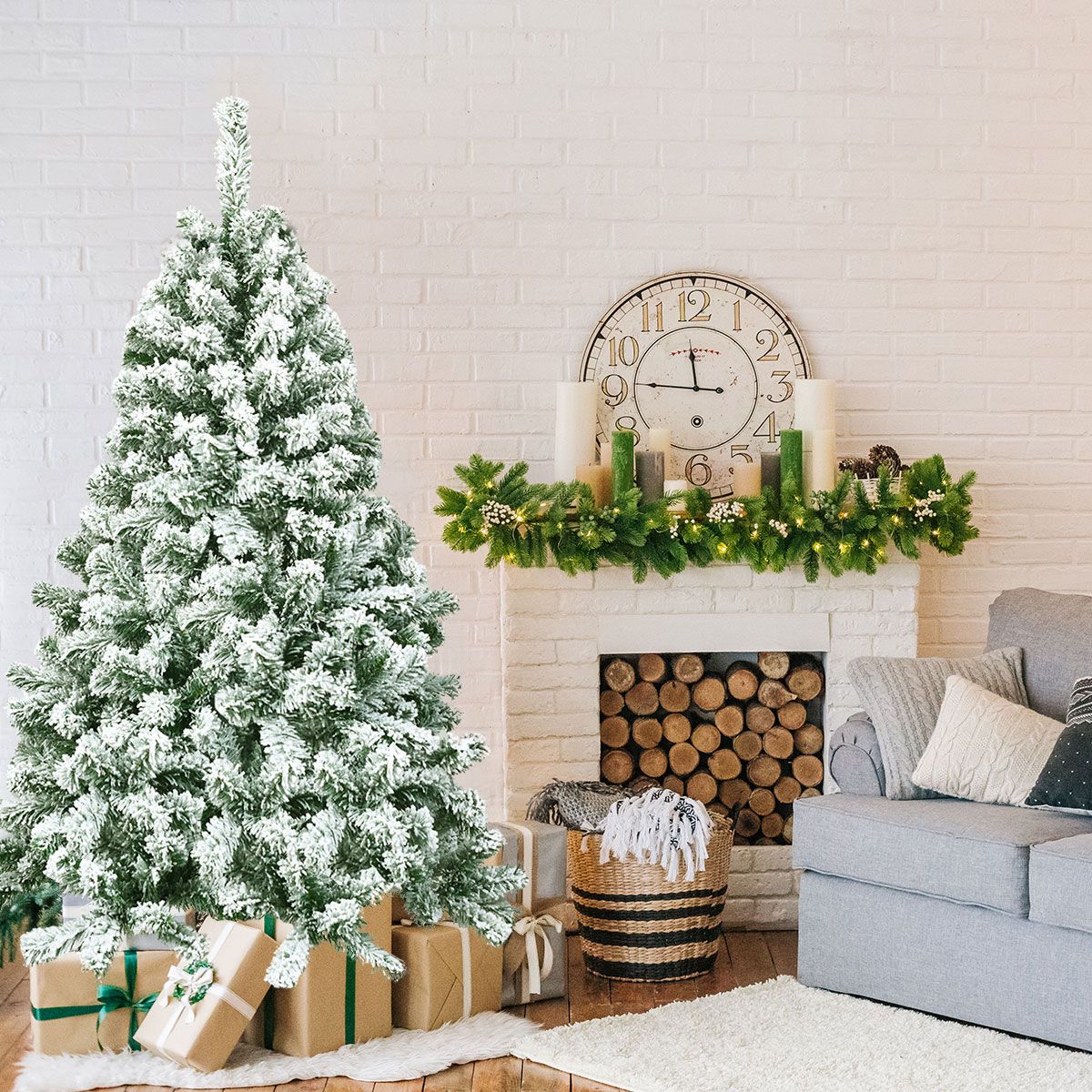 Coast Besneeuwde Kunstkerstboom Wit/Groen – 137 cm – Met 400 Takpunten en Opvouwbare Metalen Standaard