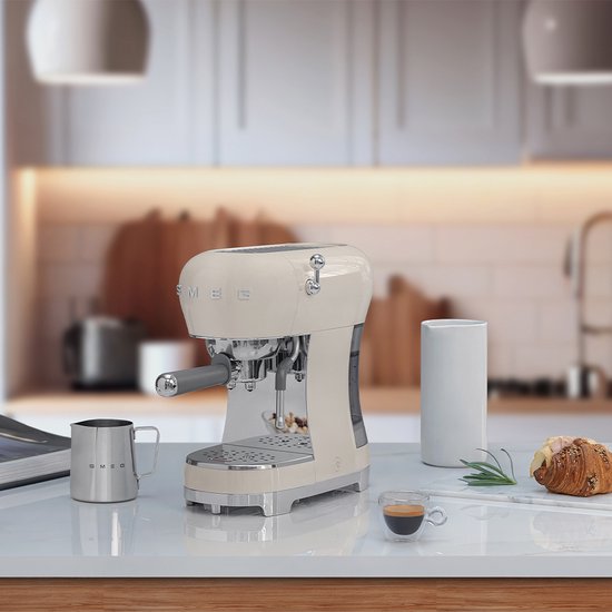 SMEG ECF02CREU Handmatige Espressomachine - Pistonmachine - 15 Bar - Thermoblock - Stoompijp - Geschikt voor Gemalen Koffie & E.S.E. Pads - '50s Style - Crème
