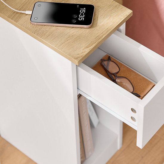 SoBuy Slim Nachtkastje met Oplaadstation, Smal Bijzettafeltje met Standaard Stopcontact, USB-poort en Type-C Poort voor Slaapkamer en Woonkamer, B20 x D35 x H60 cm, Wit, FBT111-E-WN