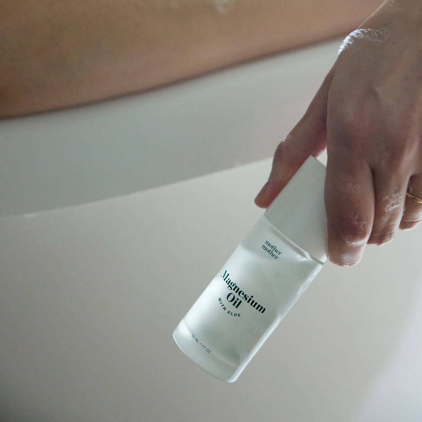 Mother Mother Magnesiumolie Roll-On met Aloë en Rozenkwartsroller - 50 ml - Transparant Glazen Fles