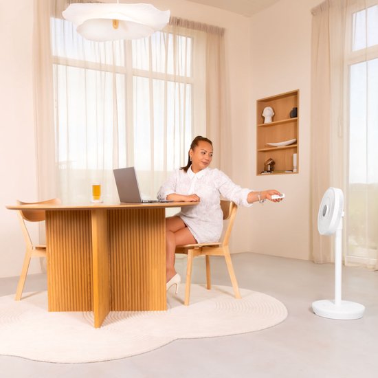 VONROC BREEZE Draadloze Ventilator – Fluisterstil (<44 dB) – 24 snelheden – lichtgewicht en draagbaar - 3 windmodi: Natuurlijk, Slaap, Normaal – Modulair: tafelventilator én vloerventilator – Luxe touchdisplay – Incl. afstandsbediening – Wit