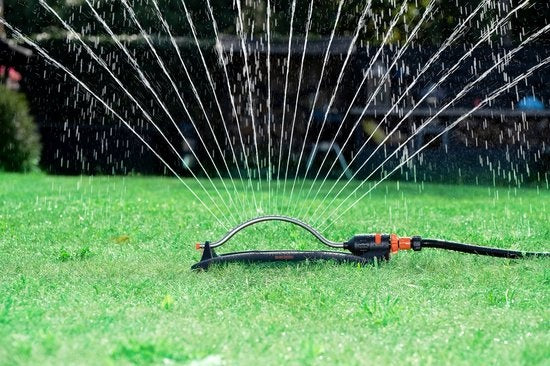 BLACK+DECKER Gazonsproeier - 19 Gaten - 58,5 x 19,5 x 10,5 CM - Zwenkende Tuinsproeier - Zwart/ Oranje