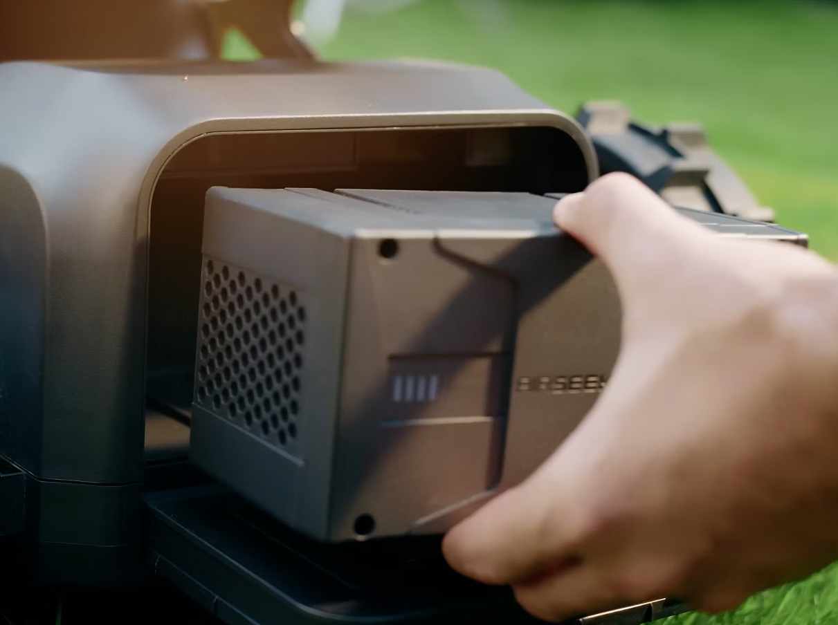 Airseekers Tron 360 - AI Gestuurde Maairobot - Automatisch Opladen - Helling tot 31° - Zilver Met Zwart