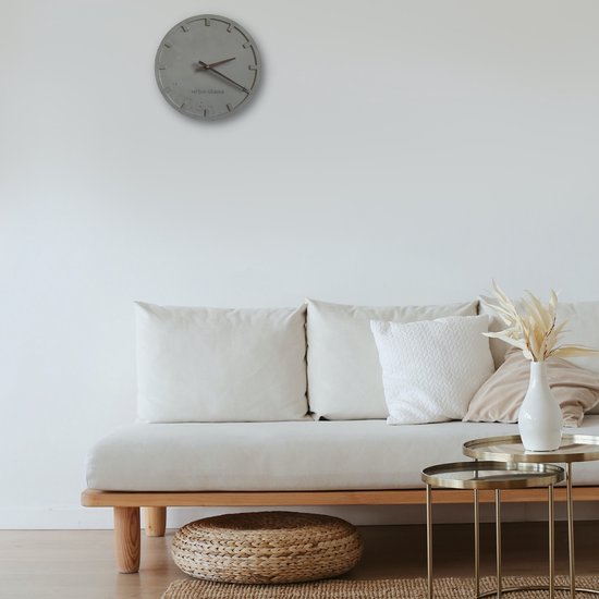 Urbn Stone beton klok - stille minimalistische klok Ø32 - handgemaakt met houten wijzers - stil uurwerk