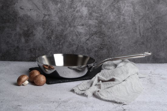 Saveur Selects Koekenpan Ø20 cm – PFAS-vrij – Teflonvrij – Tri-ply RVS – Geschikt voor Inductie en Alle Warmtebronnen – Ovenbestendig tot 260°C – Vaatwasserbestendig – Voyage Serie