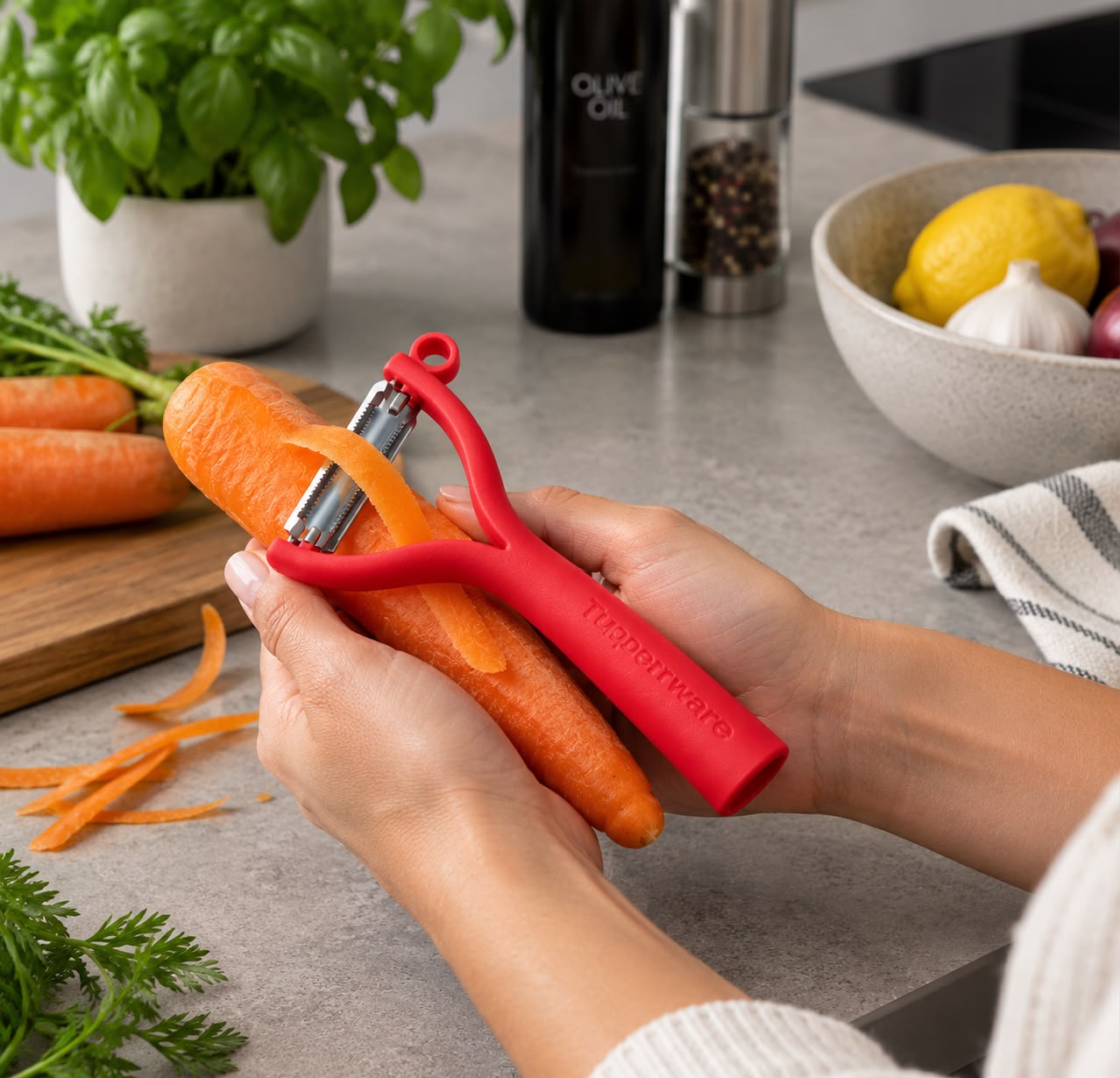 Tupperware Dunschiller 2-in-1 - Rood - Draaibaar Mes - Aardappeloogverwijderaar