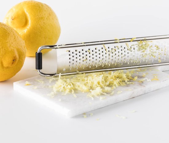 Vlijmscherpe roestvrijstalen citroenzesterrasp, ergonomische raspen voor keuken met handvat en antislippad, veelzijdige citroenzester-tool verdubbelt als een Parmezaanse rasp, knoflookrasp, gemberrasp en meer