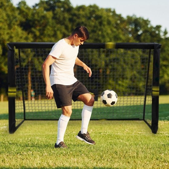 Umbro Voetbaldoel - Voetbal Goal 180 x 120 x 60 cm - Voetbalgoal Groot - Buitenspeelgoed voor Kinderen en Volwassenen - Snelle Montage - Voetbal Training Doel - Metaal - Zwart/ Geel