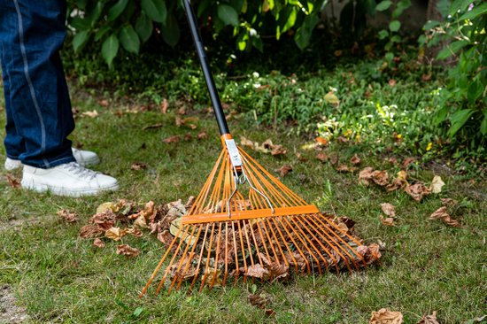 BLACK+DECKER Tuinhark BXGTTO7001 - 164 x 60 x 3 CM - Bladhark met Comfortabele Handgreep - Terugverende Hark - Oranje/Zwart