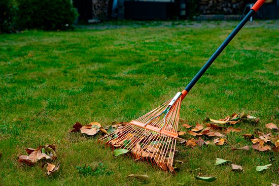 BLACK+DECKER Tuinhark BXGTTO7001 - 164 x 60 x 3 CM - Bladhark met Comfortabele Handgreep - Terugverende Hark - Oranje/Zwart
