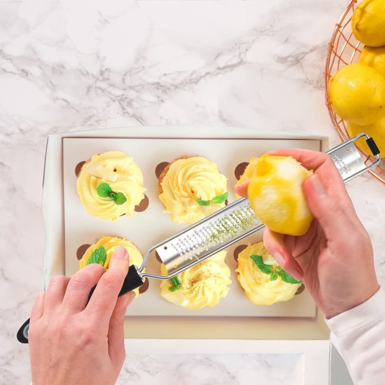 Vlijmscherpe roestvrijstalen citroenzesterrasp, ergonomische raspen voor keuken met handvat en antislippad, veelzijdige citroenzester-tool verdubbelt als een Parmezaanse rasp, knoflookrasp, gemberrasp en meer