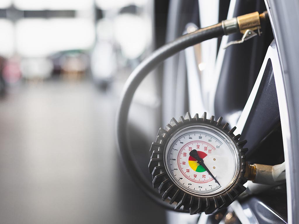 Stanley Luchtpistool W150533xstn – Voorzien Van Geïntegreerde Manometer En Een Vierde Inch Aansluiting En Ergonomische Handgreep – Voor Autobanden En Luchtmatrassen – Zwart Metaal – Honderd liter per minuut