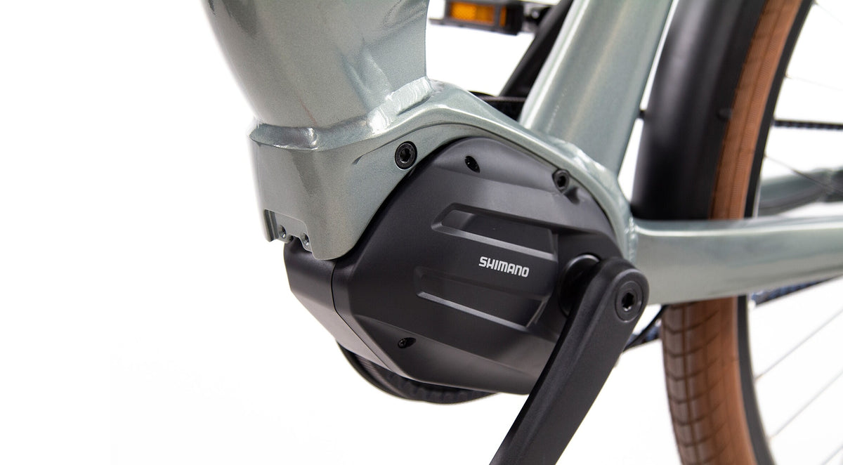 Stella Commuter Superior MDS SI E-bike – Zwart met bruine banden, Shimano Steps 5000 middenmotor en actieradius tot 160 km