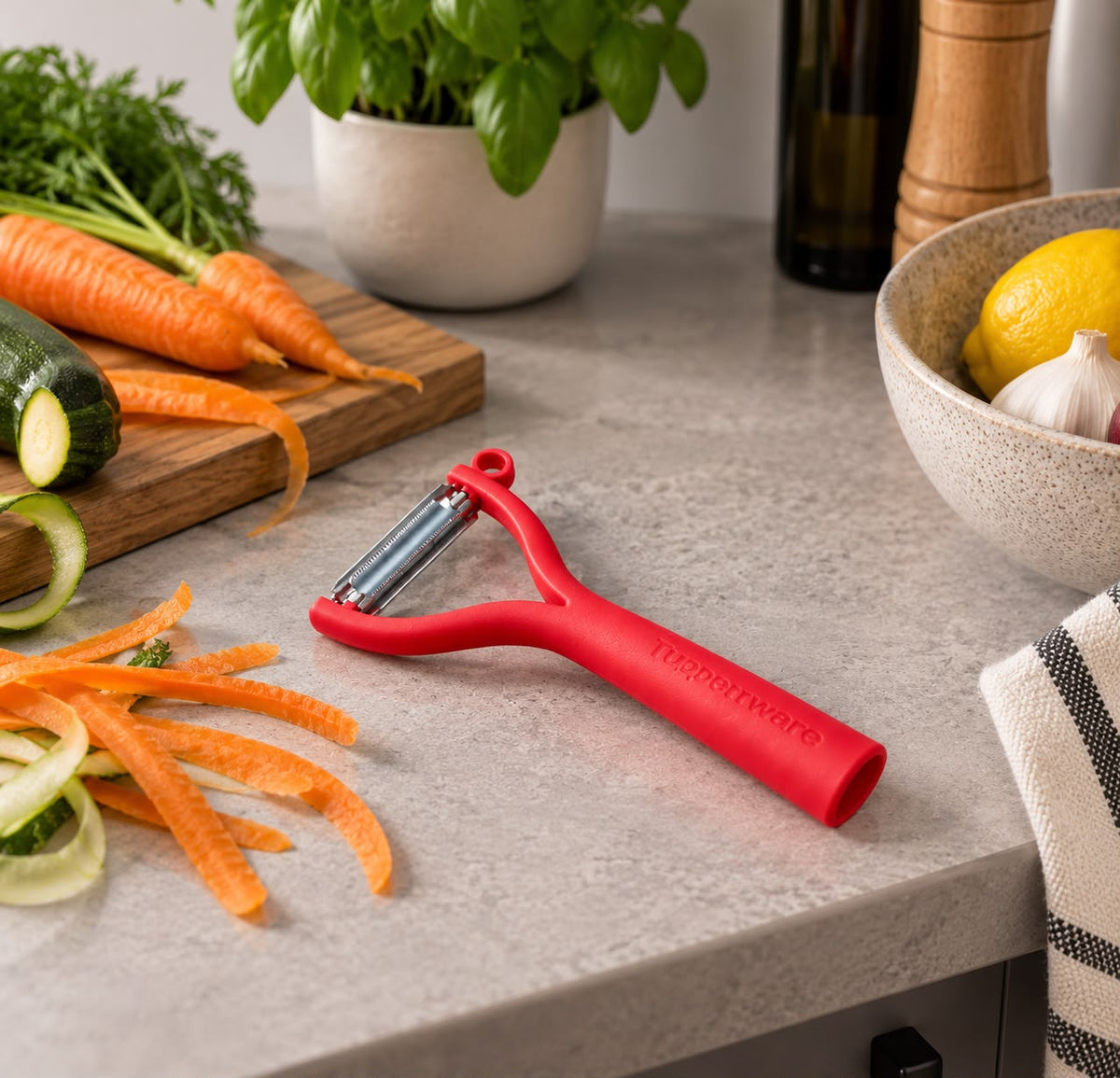 Tupperware Dunschiller 2-in-1 - Rood - Draaibaar Mes - Aardappeloogverwijderaar