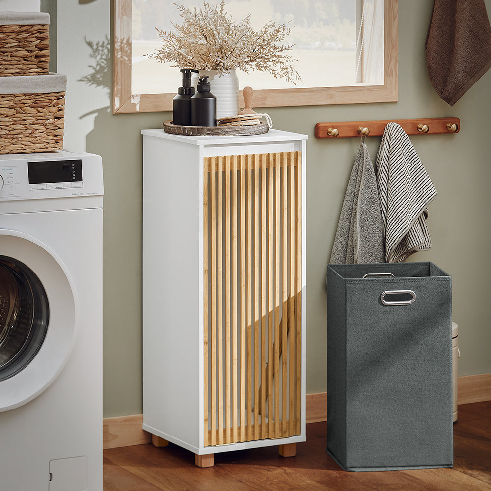 SoBuy Staande Badkamerkast - Smal Badkamerkastje - 1 Kantelbare wasmand - 1 Bamboe deur - 32 x 33 x 85 cm - Wit