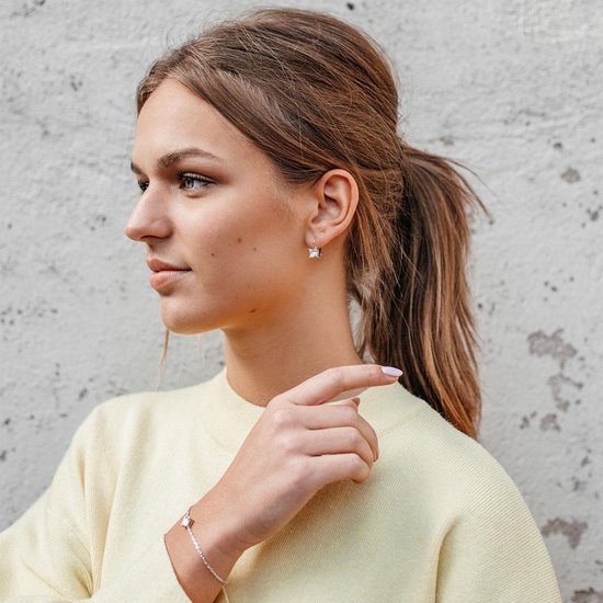 Yolora Dames Oorbellen - Kalpa Camaka Kristallen - Zilverkleurig - 18K Witgoud Verguld - Vrouwen Oorhangers Zilver - Sieraden - Luxe Giftbox - Geschenkdoos - Cadeau doos - Exclusieve Geschenkverpakking - Mooie Cadeauverpakking