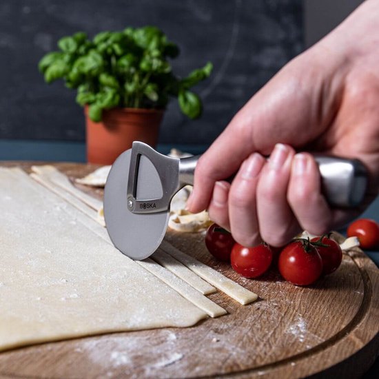 Boska Pizzasnijder Monaco+ - Pizzaroller - RVS - Ergonomische pizzasnijder - Cadeauverpakking - Giftbox - Cadeautips voor mannen - Keukengerei - Keuken accessoires - Levenslange garantie