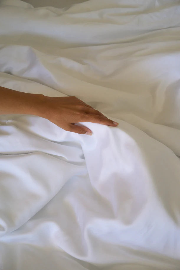 Sjumo – Tencel Sateen Dekbedovertrek – 240x220 cm – Fresh White Tencel & Katoen-Satijn – Hoogwaardige Glans & Zijdezacht – Antiallergisch & Ademend – Inclusief 2 Gratis Kussenslopen