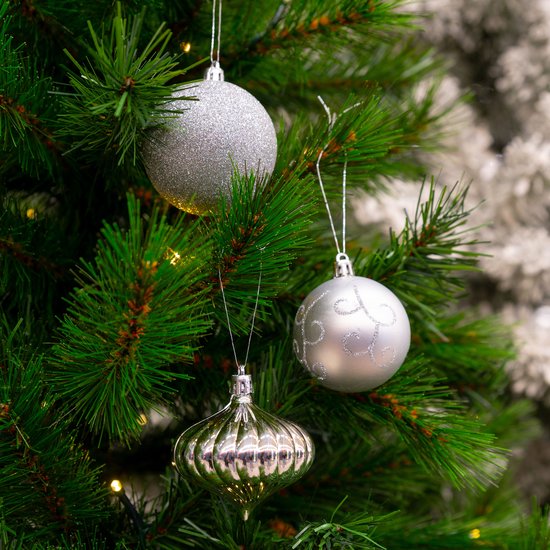 Giftsome Zilveren Kerstballen Set - 60 Kunststof Kerstballen - Incl. Zilveren Piek - Kerst Decoratie - Ø6/7 cm