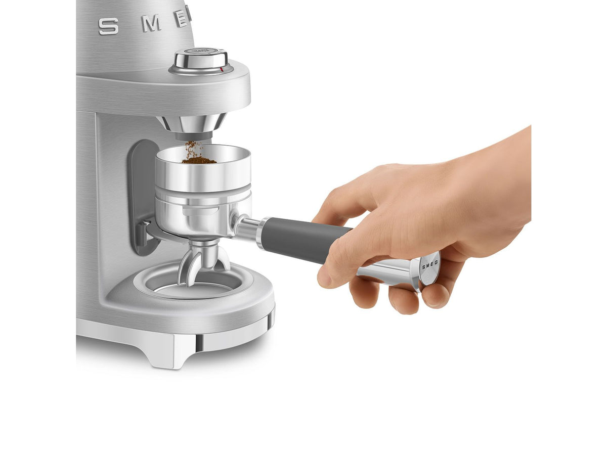 Smeg Aluminium Koffiemolen CGF02SSEU – Conische Maalschijf Met 50 Maalniveaus – Zilver / RVS