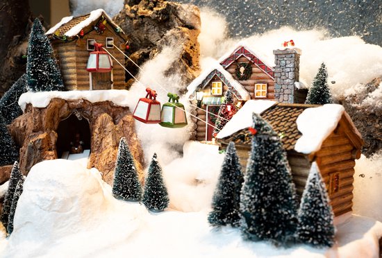 Luville Kerstdorp Miniatuur Bristle Bomen Set van 21 Stuks - Kerstversiering voor Binnen - Kerst Decoratie voor Kerstdorp - Diverse Hoogtes tot H22 x Ø8 cm - Groen