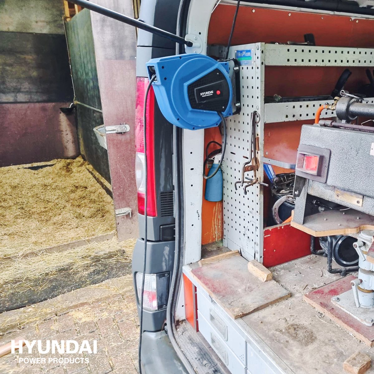 Hyundai wandkabelhaspel 15 m 3x1,5 mm² automatisch oprolbaar blauw – zwenkbare wandhouder – 3200 W