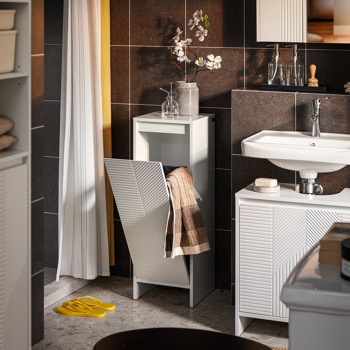 SoBuy Linnenkast - BZR154-W - Badkameronderkast - 1 uitneembaar wasmand - Wit