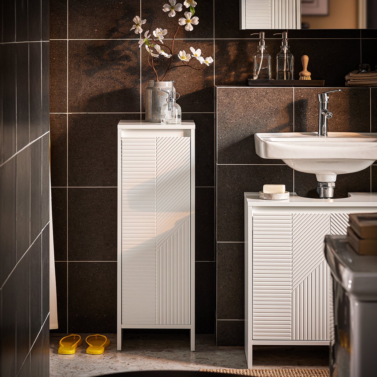 SoBuy Linnenkast - BZR154-W - Badkameronderkast - 1 uitneembaar wasmand - Wit
