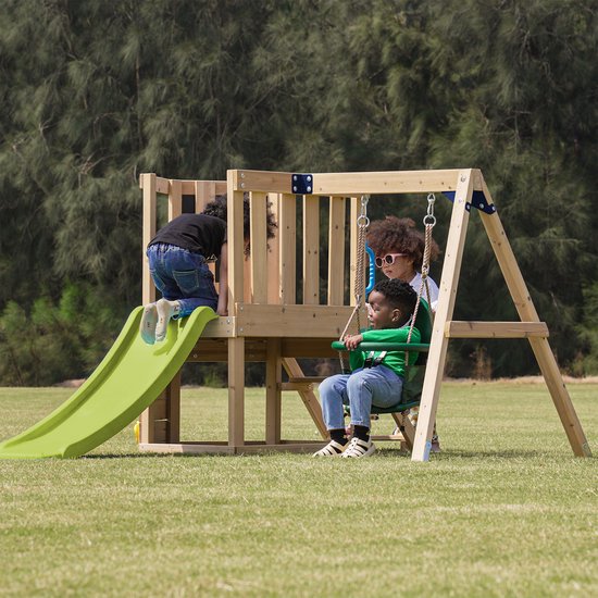 AXI Timo Mini Speeltoestel met Babyschommel, Klimwand en Krijtbord – Rode Glijbaan – FSC hout – Klein speeltoestel voor de tuin / buiten