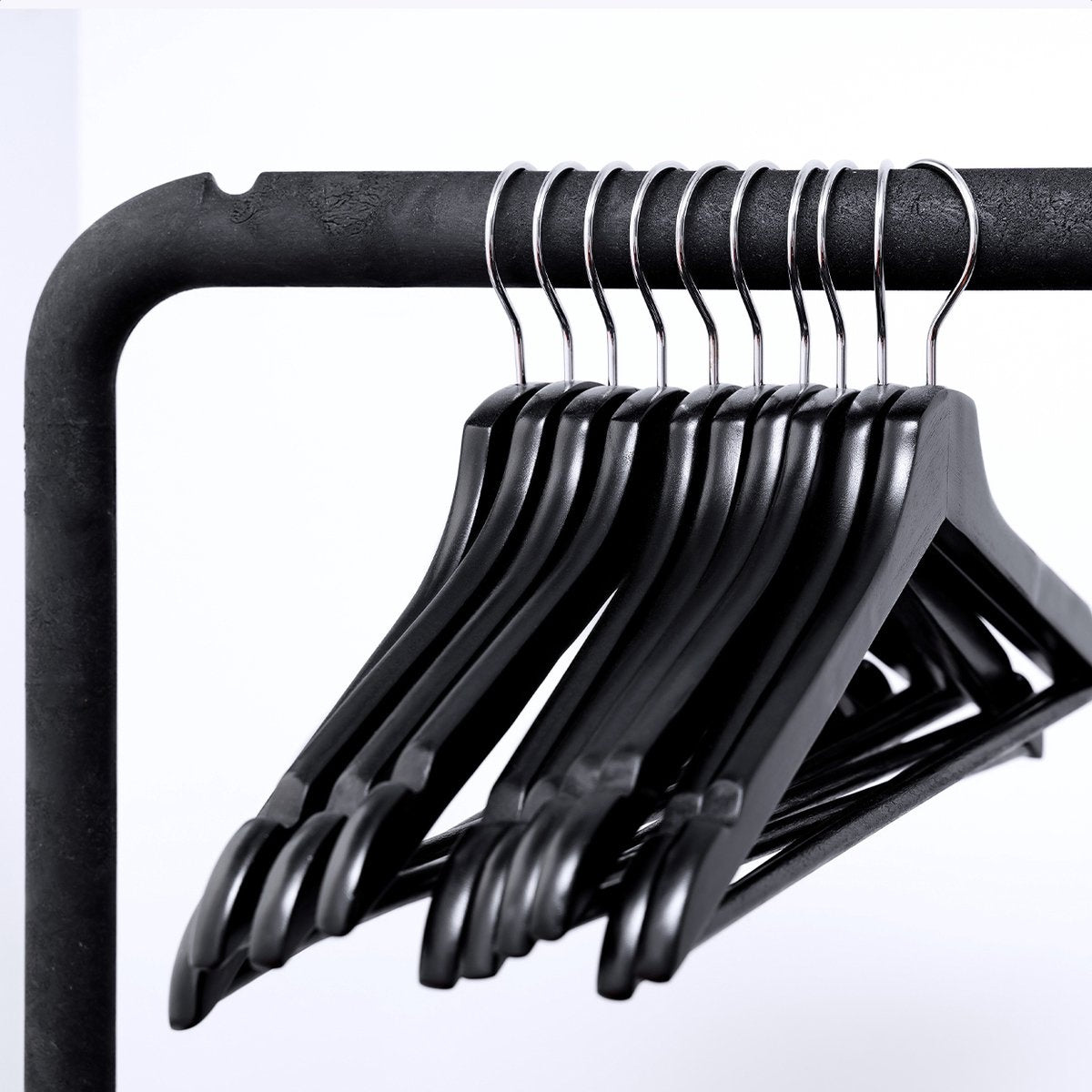 LifeGoods Kledinghangers - Met Broeklat - Hardhout - Zwart - 50 Stuks