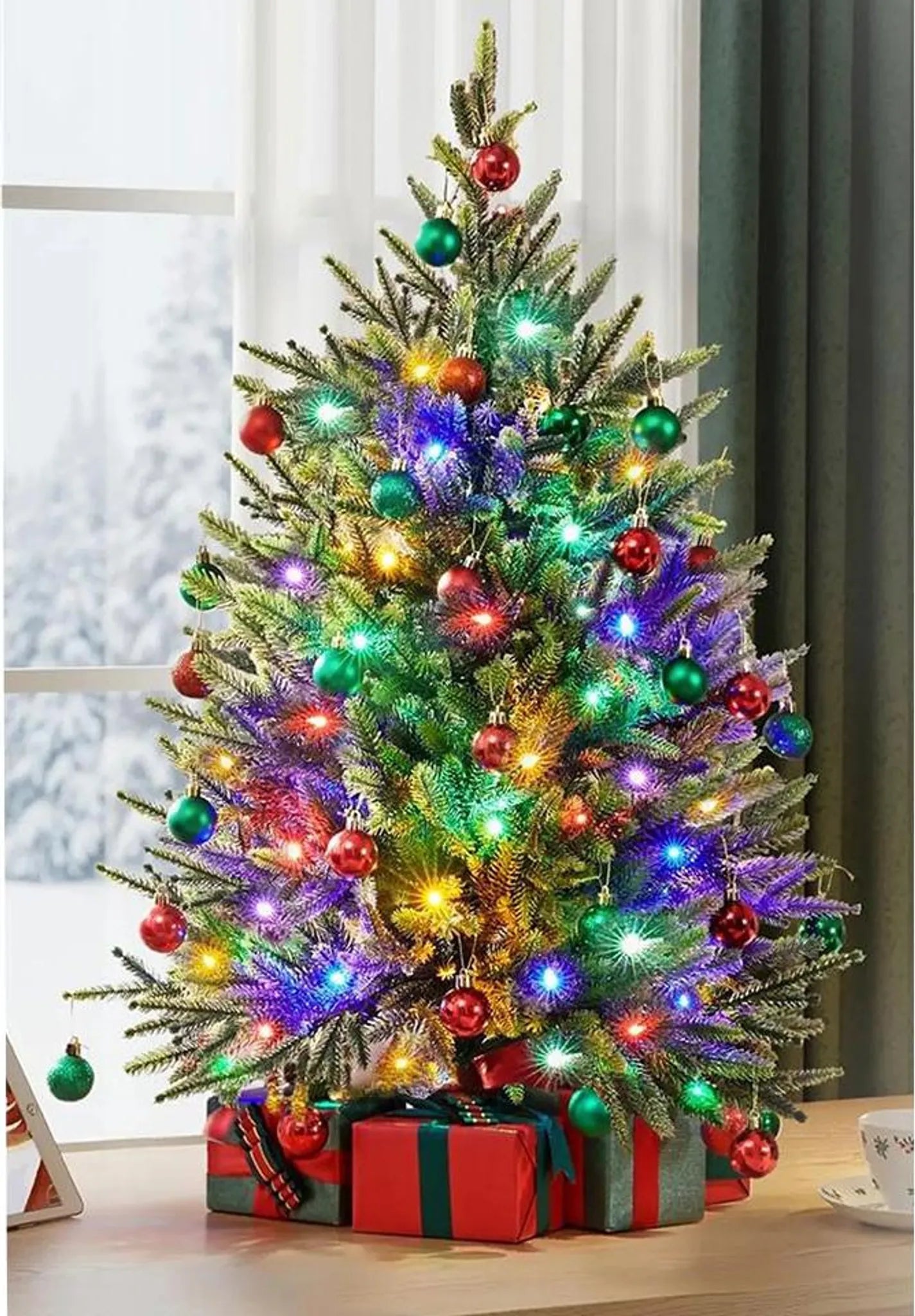 Yaheetech Kunstkerstboom Inclusief 50 Gekleurde Led-verlichting – Voorzien Van 143 Takpunten En 8 Lichtmodi En Cementen Basis – Voor Vensterbank En Tafel – Groen Pvc En Beton – 58 x 58 x 91,5 cm