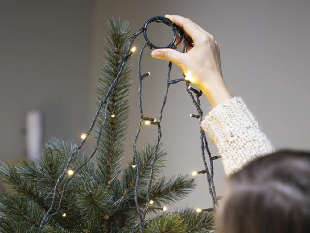 Vellight Atria LED For Tree Kerstverlichting Kerstboommantel – Voorzien Van Praktische Ring Met Lichtsnoeren En Energiezuinige Leds En Weerbestendige Adapter – Voor Binnen En Buiten – Groen Koper En Kunststof – 240 cm