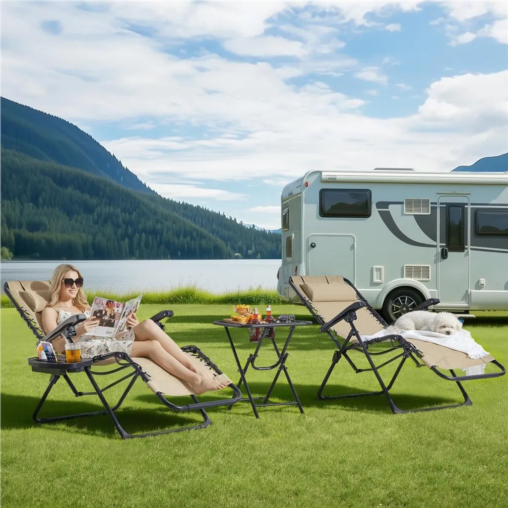 Yaheetech Set van 2 Ligstoelen met Bijzettafel - Beige - Opvouwbare Zero Gravity Tuinligstoelen met Hoofdkussen en Bekerhouders