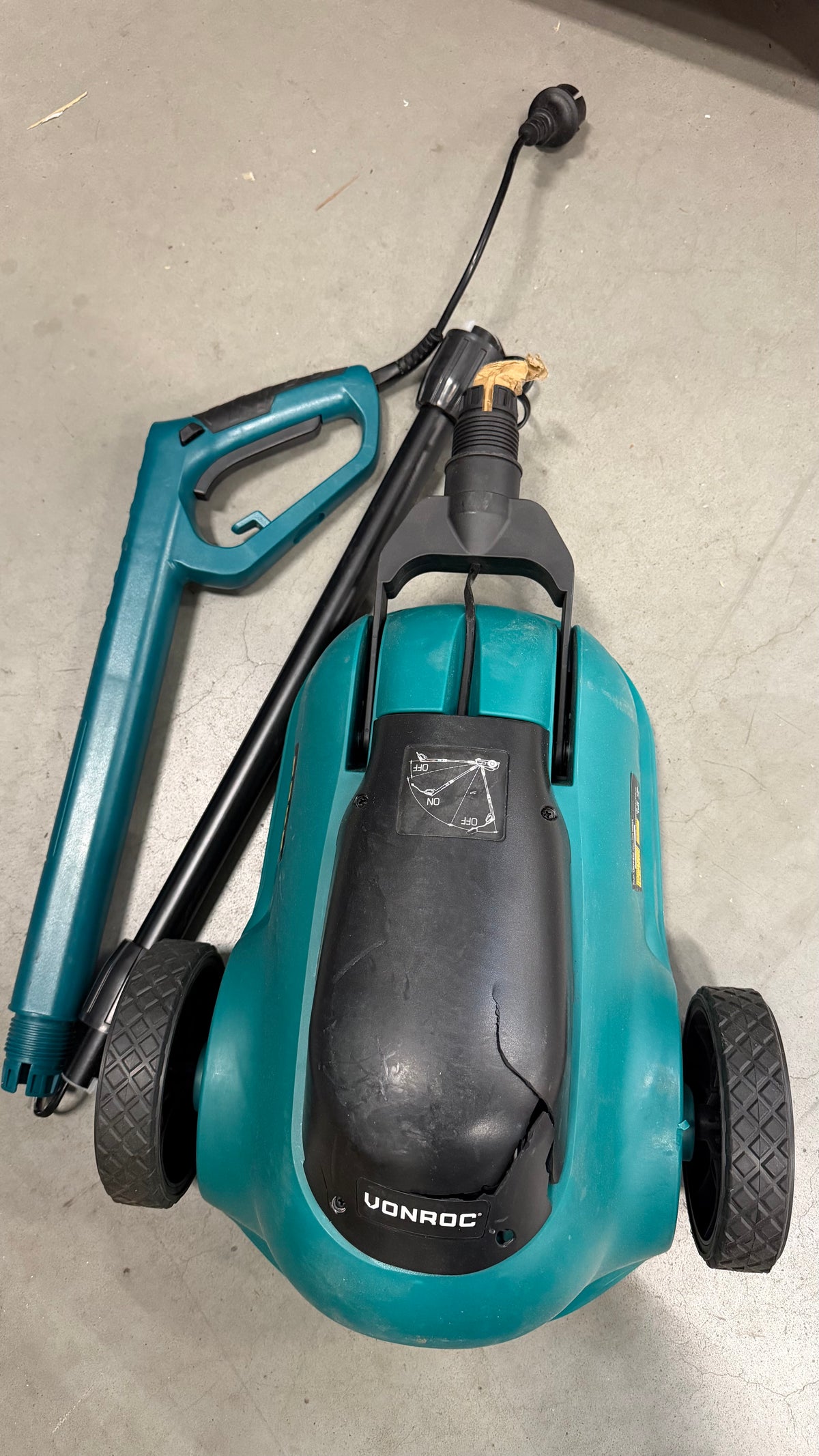 VONROC Mini Elektrische Grasmaaier – 350W – 22 cm – Maaien en mulchen in één - Drie instelbare maaihoogtes: 30mm, 40mm, 50mm – Incl. reinigingstool