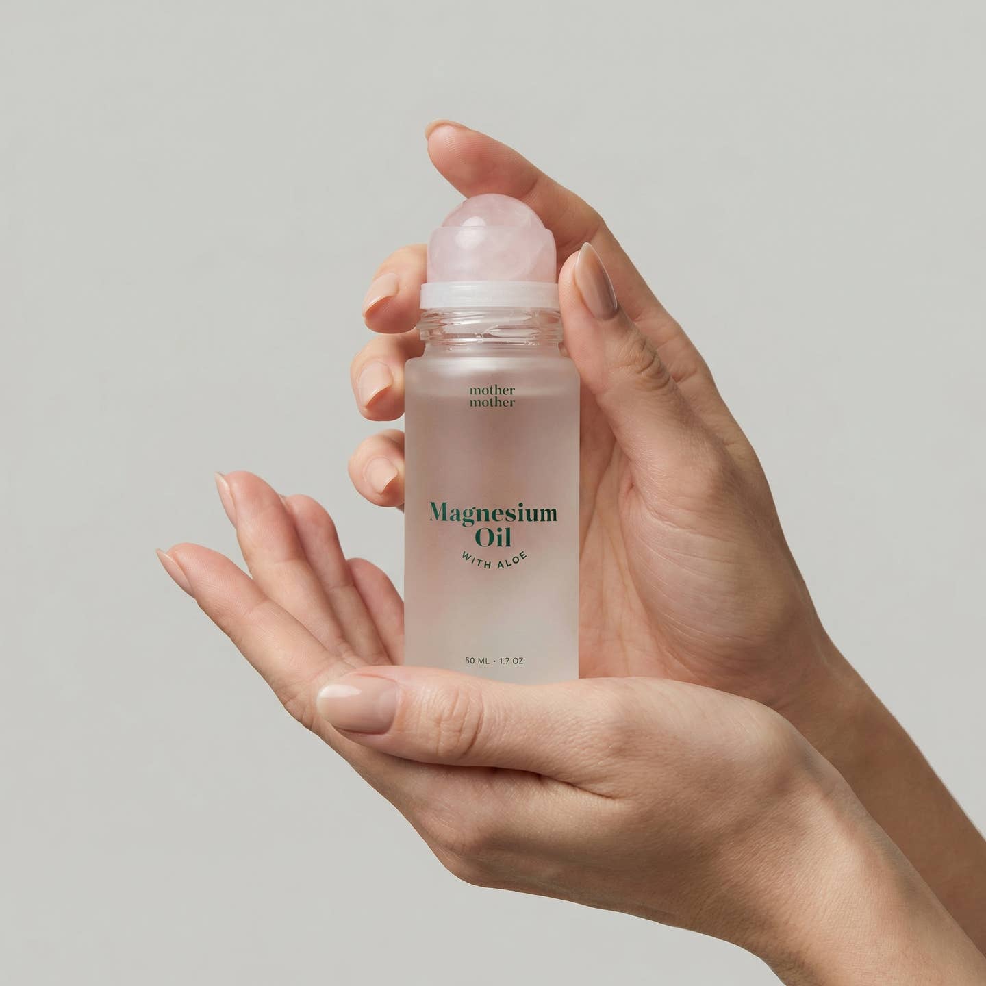 Mother Mother Magnesiumolie Roll-On met Aloë en Rozenkwartsroller - 50 ml - Transparant Glazen Fles