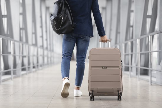 SKYCASES - Urban Adventurer Medium Reiskoffer - 44x27x66 cm - 78 l Inhoud - Met Cijferslot & Spinner Wielen - Ideaal voor Reizen van 7-10 Dagen - Polypropyleen & Champagne