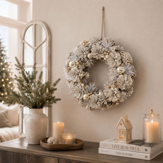 Mica Decorations Kerstkrans Hanley H9 x Ø45 cm - Deurkrans met Dennenappels - Kerst Krans Deur en Tafel - Multifunctionele Kerstversiering - Wit