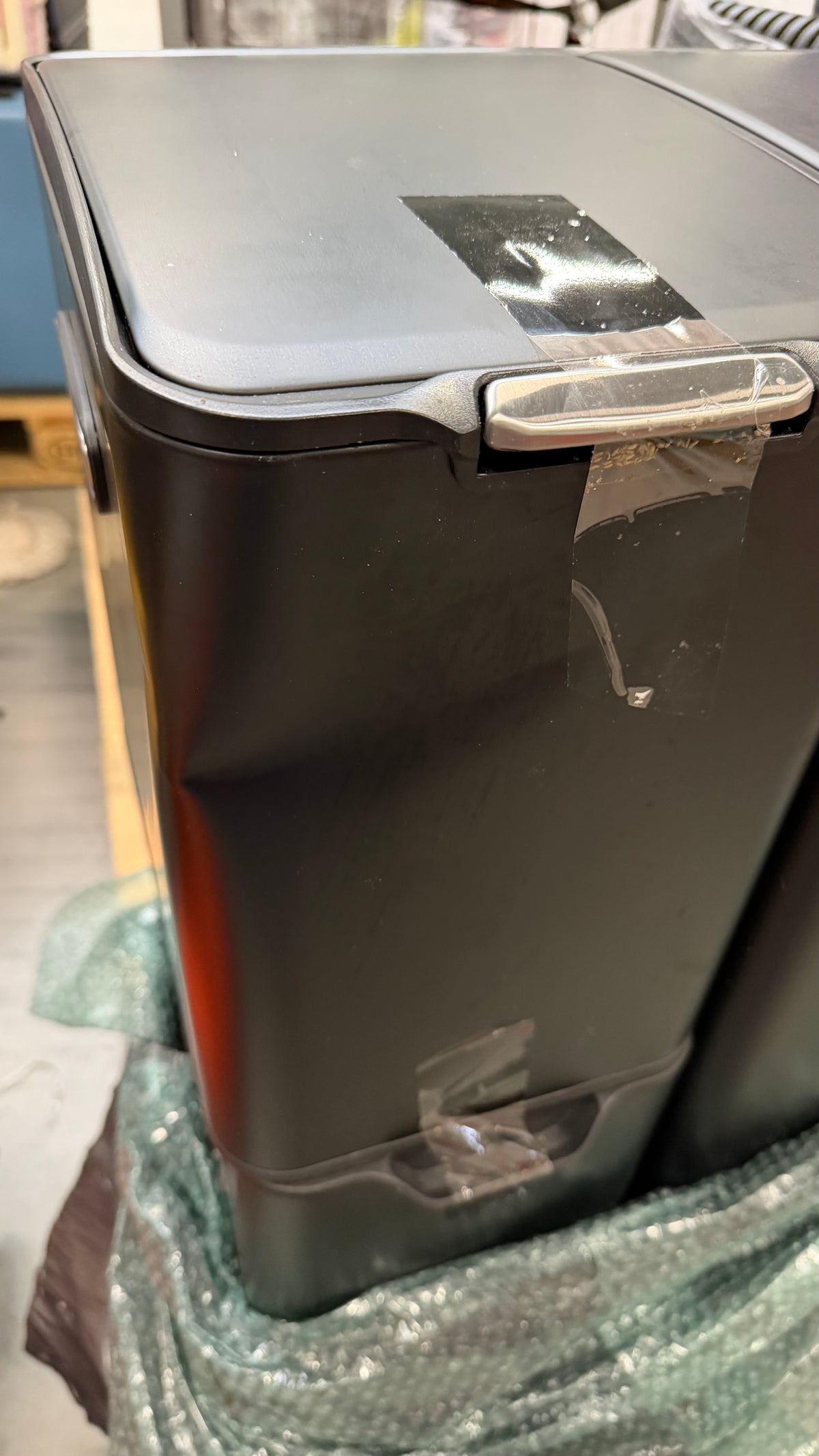Bayt Prullenbak - Prullenbak 60 Liter - Vuilnisbak 60 Liter - Pedaalemmer 60 Liter - Prullenbak Afvalscheiding - Prullenbak 3 Vakken - Afvalbak - RVS - Zwart