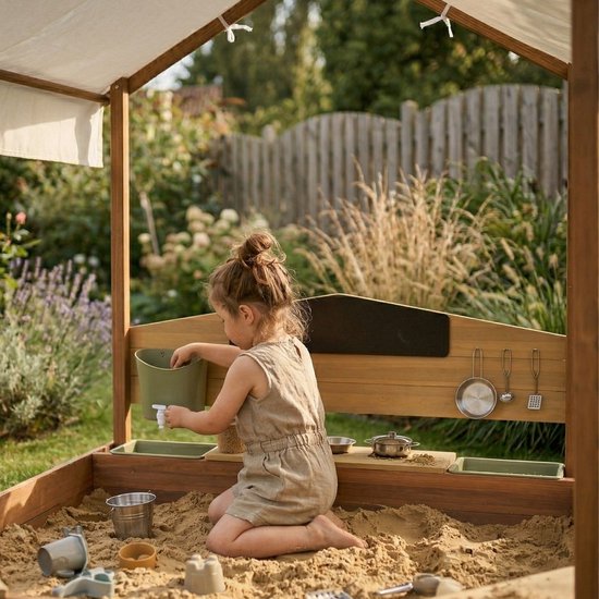 AXI Meli Zandbak & Speelhuisje 120 x 120 cm met Speelkeuken – Bruin - Met Dak – FSC hout – Met Krijtbord, Watertank en 6-delig Speelgoed Kookset – Met 2 Bankjes - Inclusief gronddoek – 10 jaar garantie