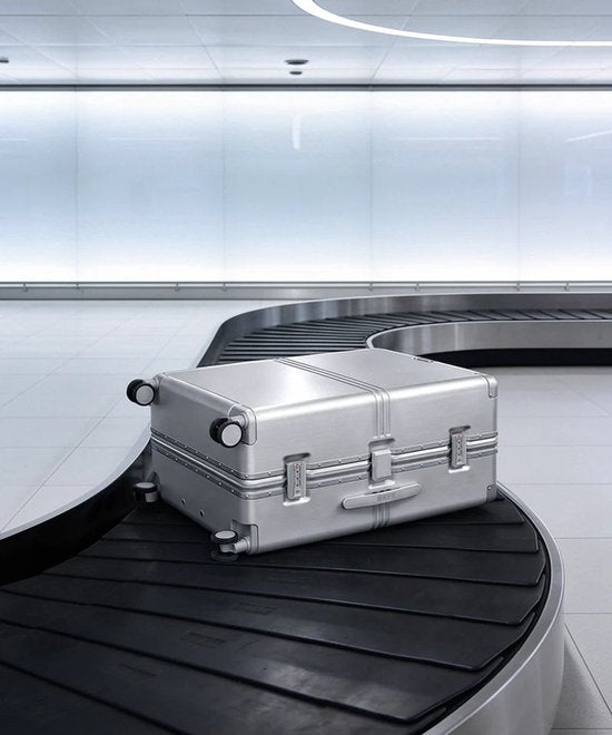 ONYX Hybrid Pro Handbagage Koffer met Voorvak 38 Liter - Gerecycled Polycarbonaat en Ritsloos Design - Reiskoffer met TSA slot en Spinner wielen - Lichtgewicht Trolley met Laptopvak - Orbit Silver