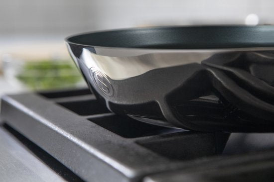 Saveur Selects – Voyage serie - Hapjespan 30 cm - met deksel - Antikleefpan - Tri-ply RVS - Geschikt voor Inductie en alle andere warmtebronnen - Ovenbestendig tot 260°C – Vaatwasserbestendig - 100 %