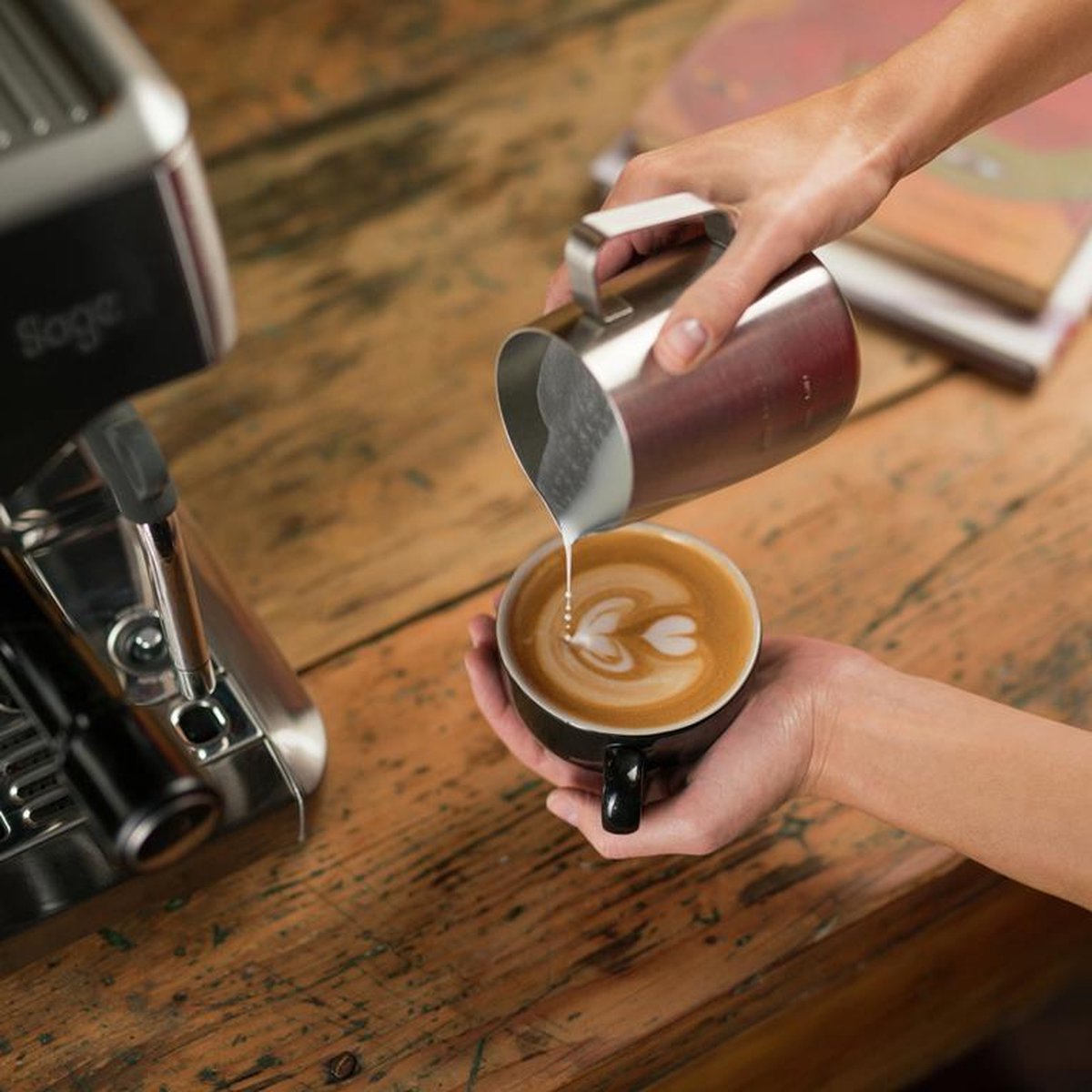 Sage the Barista Touch™ Black Truffle Pistonmachine mat zwart